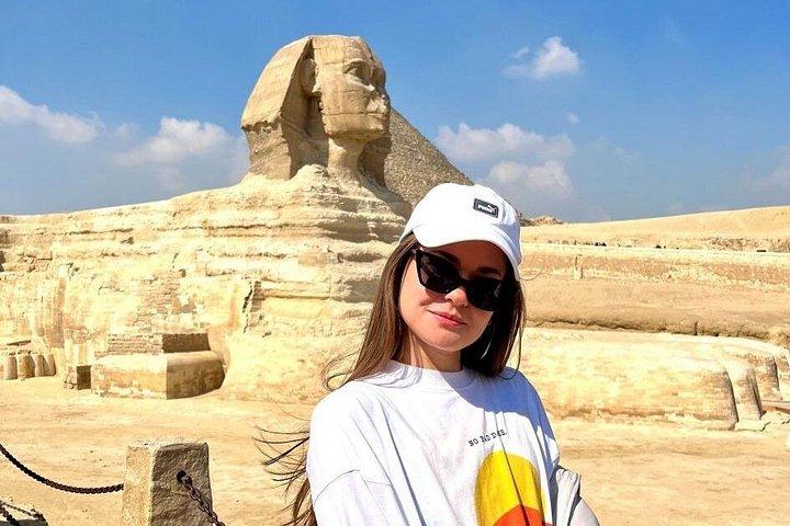 ギザのピラミッド、エジプト博物館、ハーン・エル・ハリーリ・バザールを巡る一日ツアー