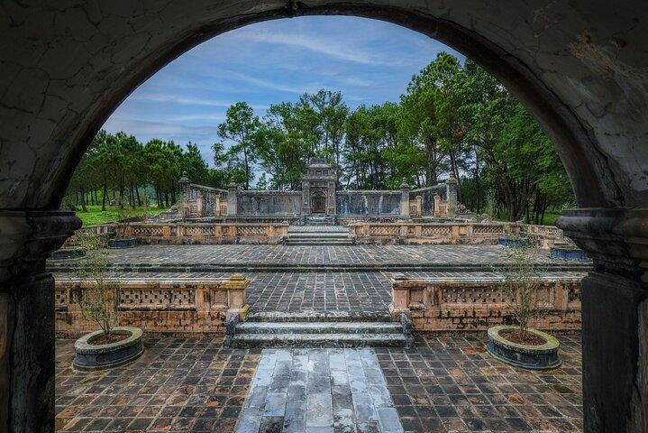 Hue Royal Tombs & Dragon Boat: Excursão privada de meio dia