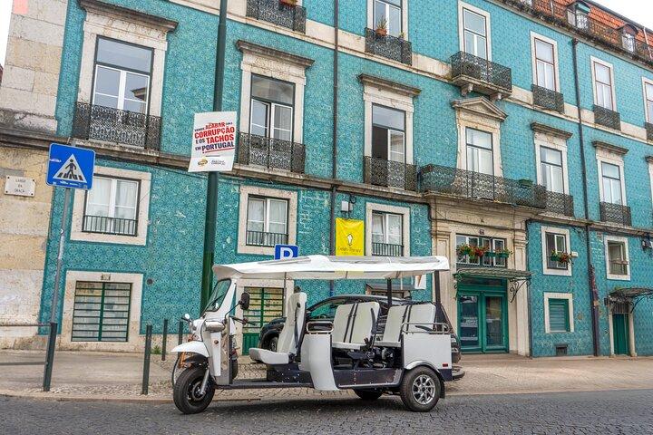 2h “Untouched Lisbon” - Secretos Ocultos Tuk Tuk Tour