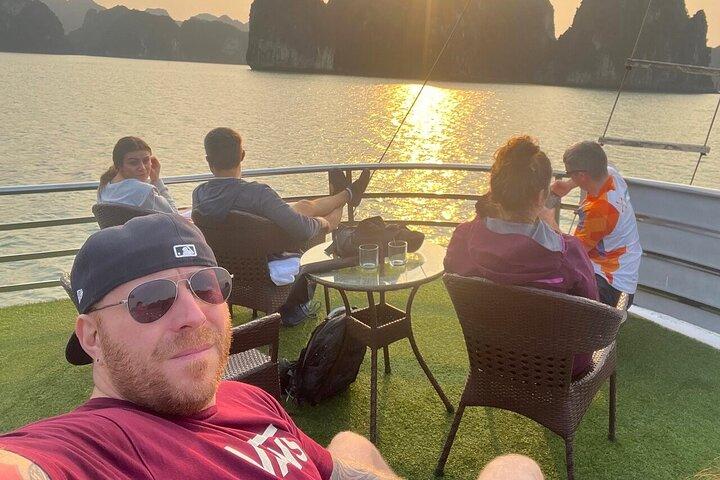 Cat Ba: maestoso tour in barca al tramonto Esplora la splendida baia di Lan Ha