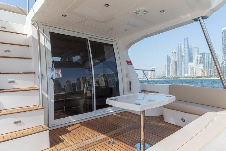 Prisvärd yachtuthyrning Viktoriia från Dubai Marina