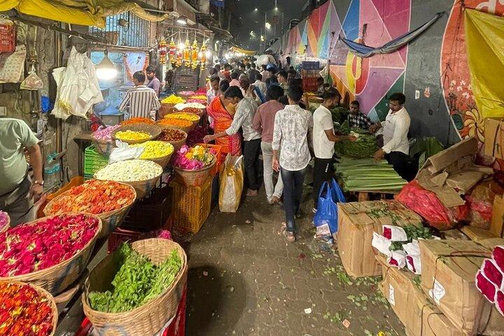 Authentische Mumbai Ganztägige Markttour mit einem Mumbaiker