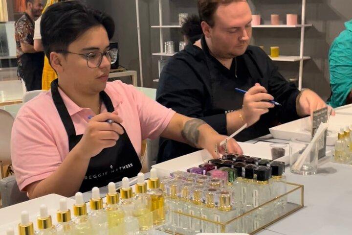 シカゴのマグニフィセント マイルで香水作りのクラス