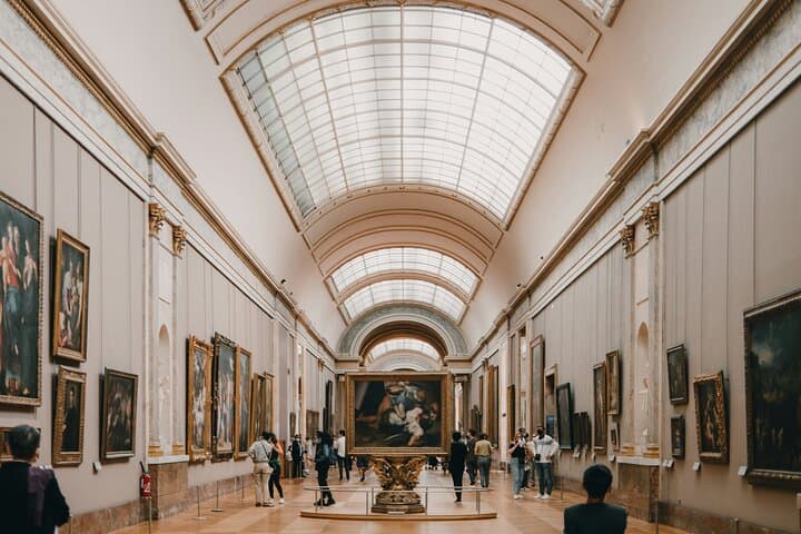 Paris: Night at the Louvre 6-people Max Guided Experience