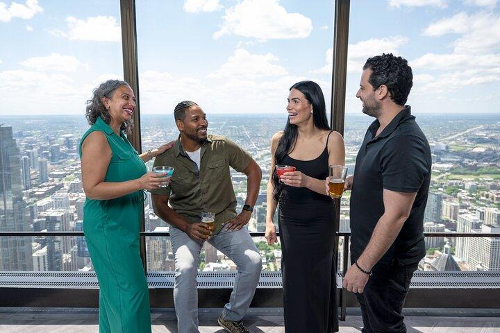 360 Chicago Observation Deck Sorseggia e guarda il biglietto