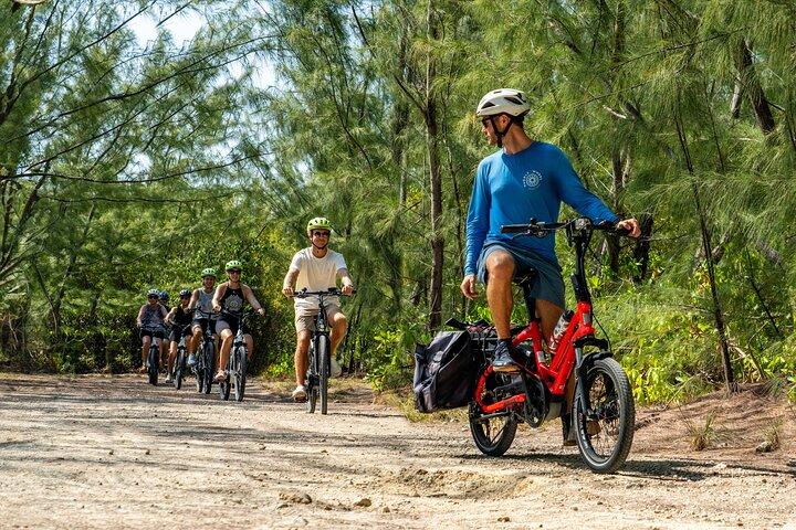 Lille gruppe E-cykel Grand Cayman Økologisk halvdagstur