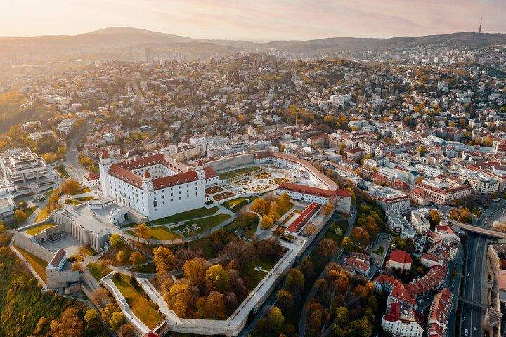 Förtrollande Bratislava: Heldags privat tur från Budapest