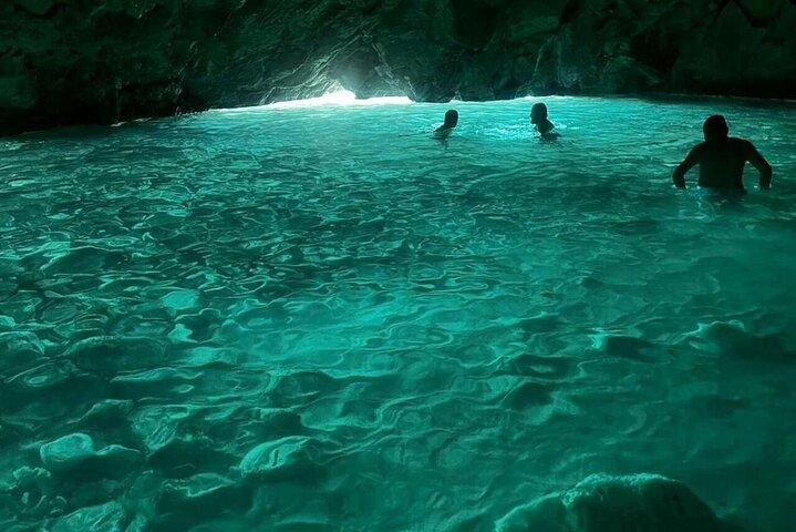 Paseo en barco al Parque Nacional y Bahía de Grama.