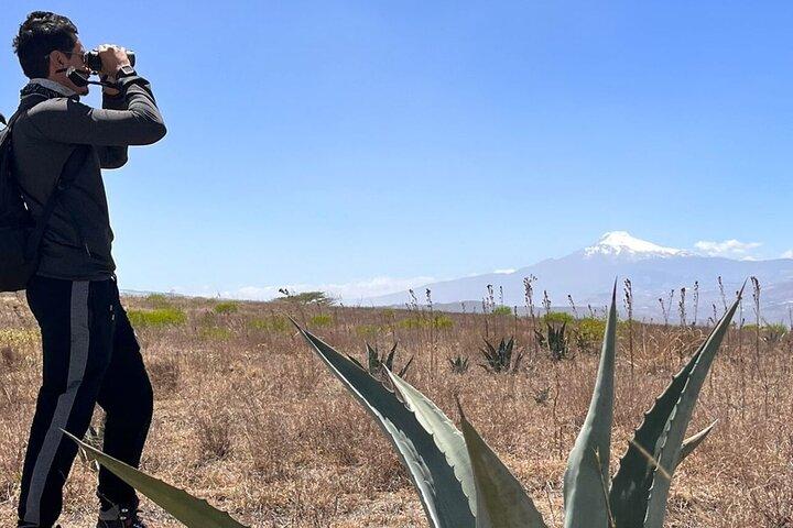 Medio mundo, Vista al volcán con rituales indígenas