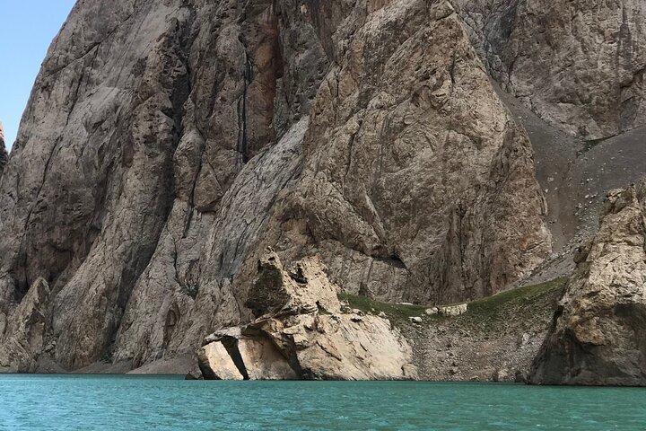 ケルスー湖へのツアー キルギスタンの楽園を訪問