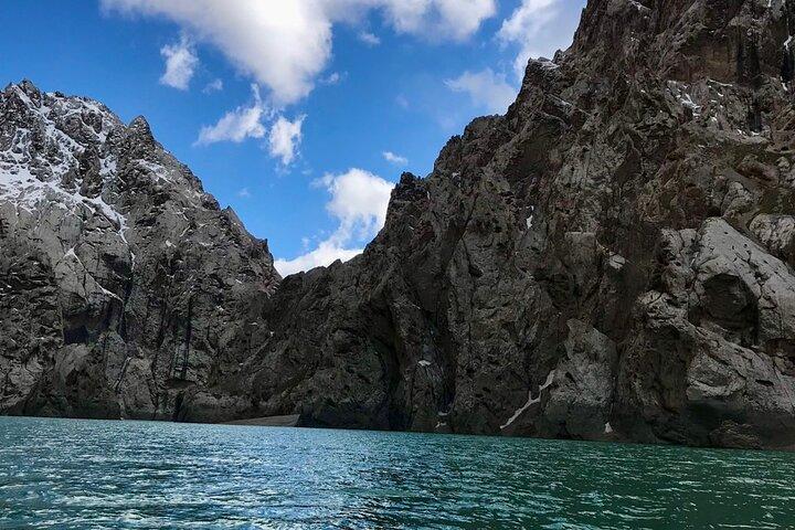 ケルスー湖へのツアー キルギスタンの楽園を訪問