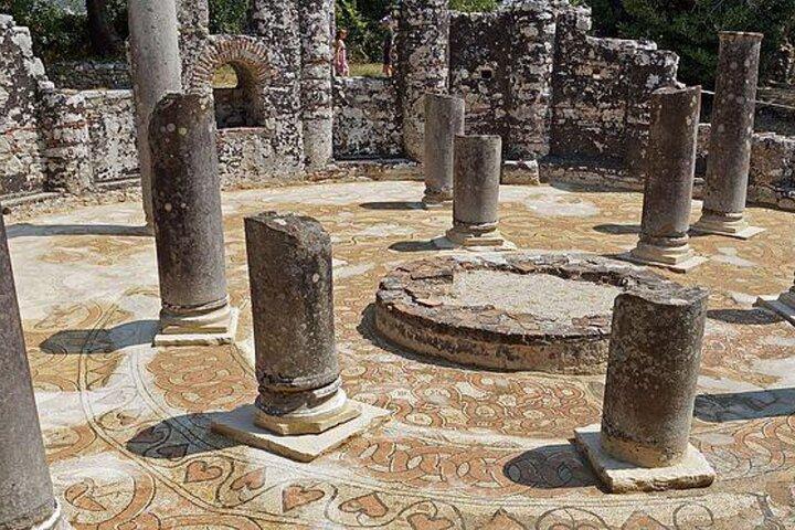 Butrint un site du patrimoine mondial de l'UNESCO, château de Lekursi, plage de Ksamil
