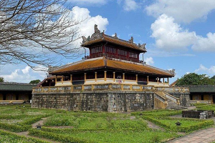 ダナンまたはホイアン発、フエ文化遺産を巡る 1 日ツアー