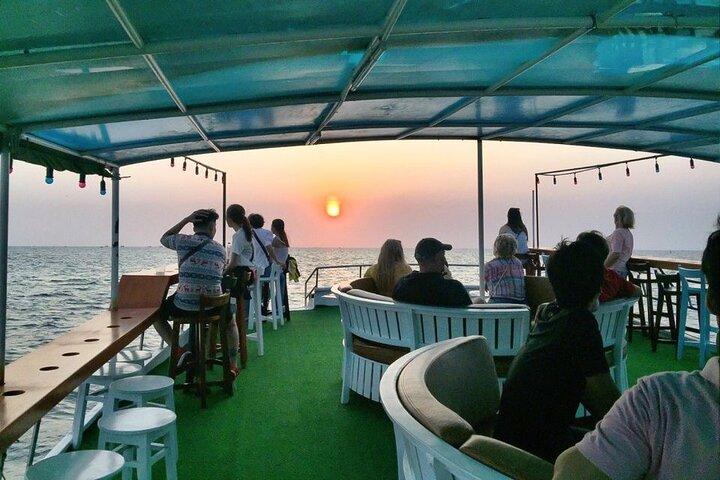 フーコック島の夕日と夜のイカ釣りをディナー付きで探索