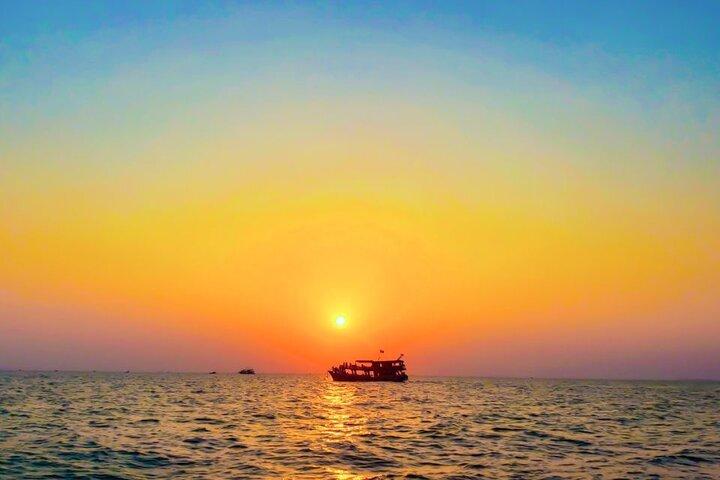 フーコック島の夕日と夜のイカ釣りをディナー付きで探索