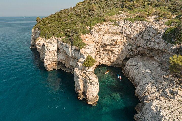 Pula Kayaking Cave, eilanden en kliffen Tour met drankjes