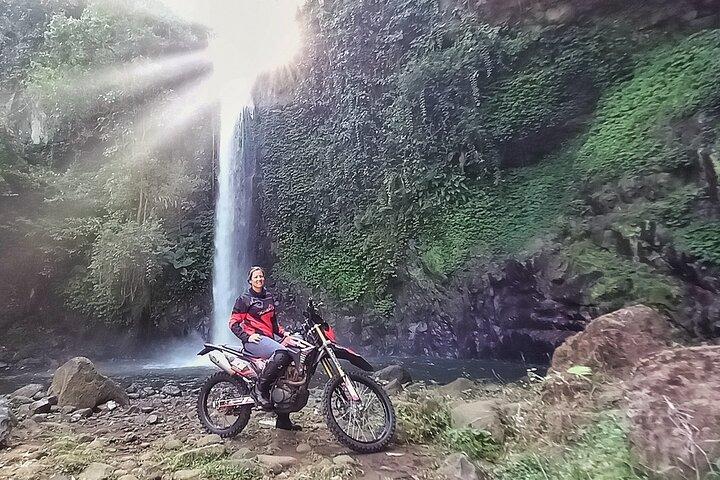 ブロモガイド付きダートバイクアドベンチャーツアー