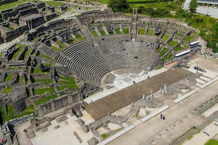 フルヴィエールの古代劇場を優先入場で見学できるリヨンのプライベートツアー