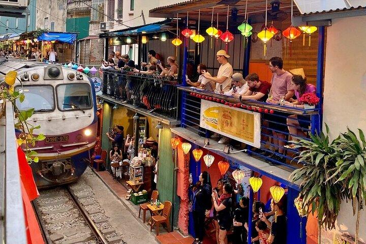 Tour de comida callejera de Hanói para grupos pequeños con Train Street