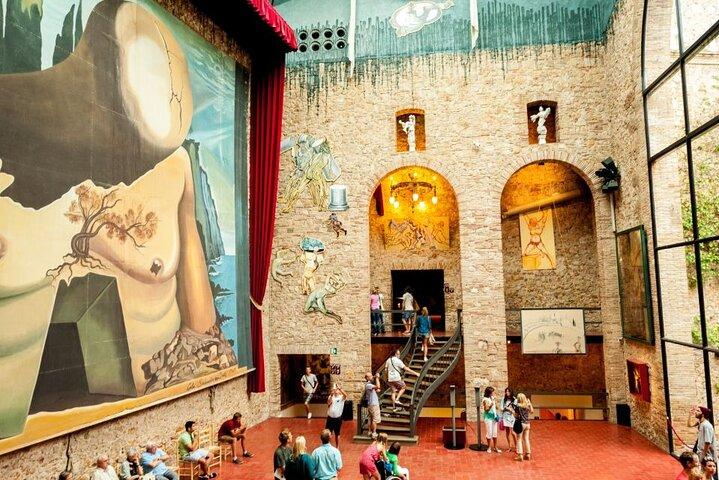 バルセロナ発ジローナとダリ美術館終日ツアー