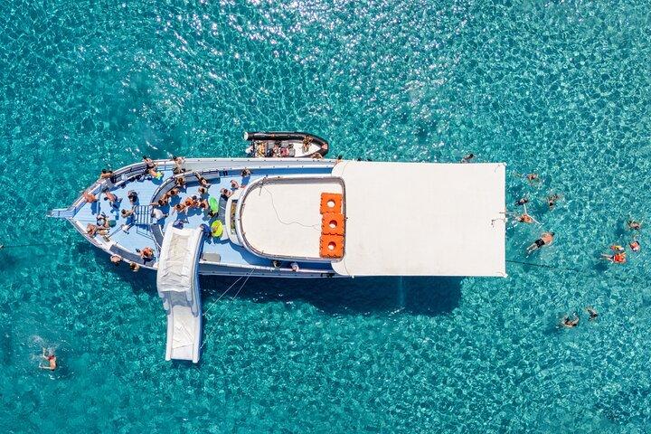 ラッチ港から出発する巨大滑り台とブルーラグーンの旅