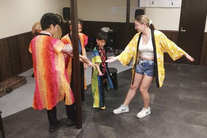 通天閣近くで盆踊りを踊ろう