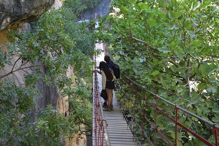 シエラネバダ山脈でのハイキング：峡谷、洞窟、吊り橋