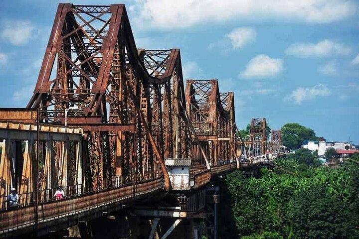 Hanoi City + Treno Street Walking Tour & 5 - Star Ha Long Bay Cruise
