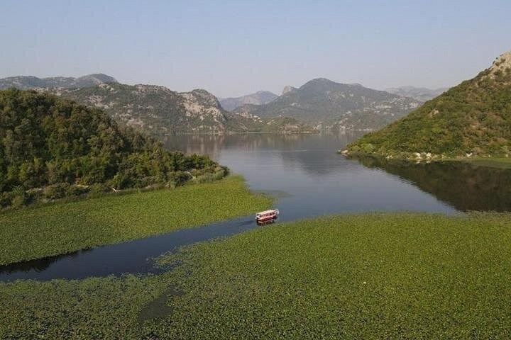 ワイン、水泳、ローカルガイド付きスカダル湖プライベートボートツアー
