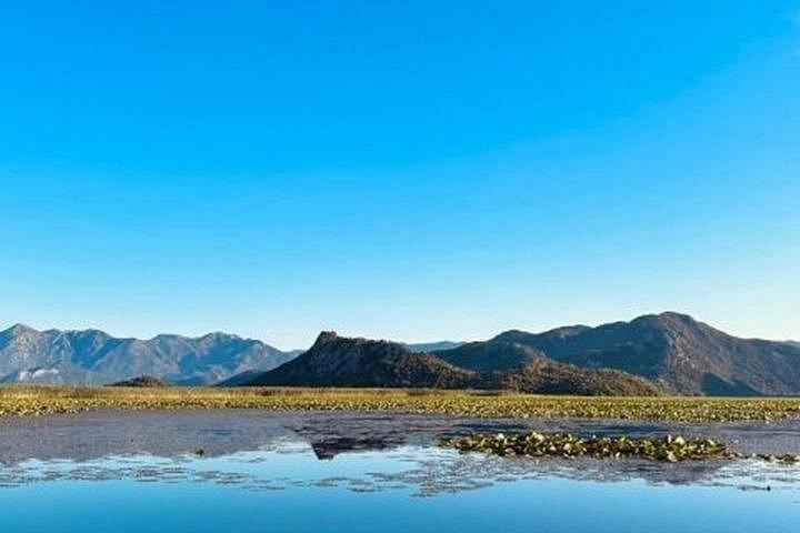 ワイン、水泳、ローカルガイド付きスカダル湖プライベートボートツアー