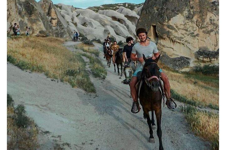Équitation en Cappadoce au coucher du soleil et avec vue sur les ballons