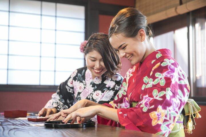 金沢・東茶屋地区で金箔細工