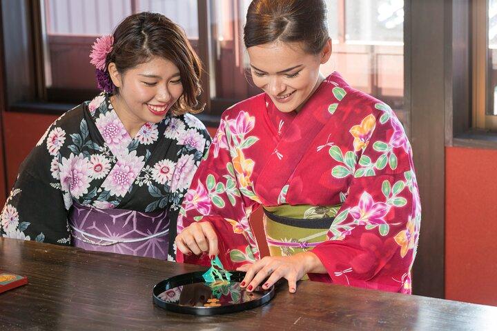 金沢・東茶屋地区で金箔細工