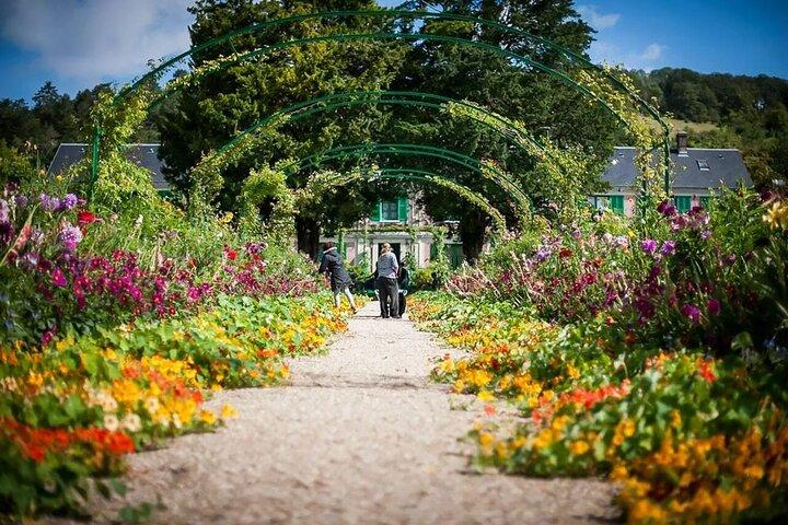 Giverny and Versailles Full Day Private Tour from Paris