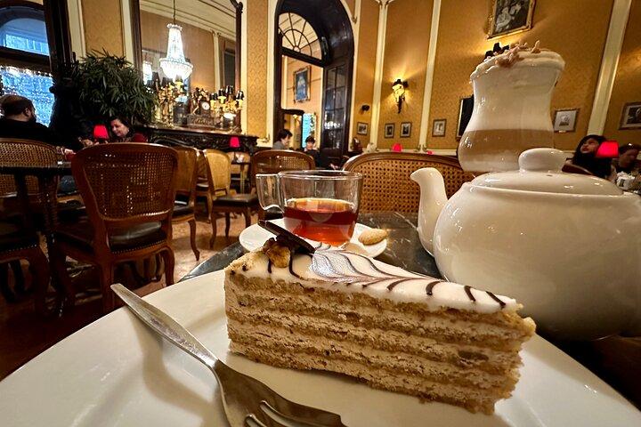 マーチャーシュ教会のチケットとケーキとコーヒー付きの城地区ツアー