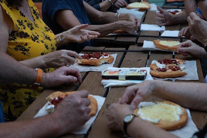 Excursão privada de comida de rua em Budapeste com lanches, sobremesa e cerveja