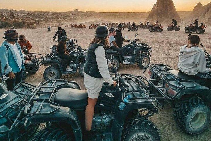 夕暮れ時のカッパドキアでの ATV クワッドバイク ライド