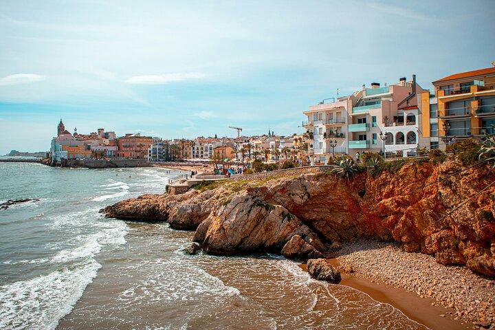 Tour privado personalizado de Montserrat y Sitges desde Barcelona