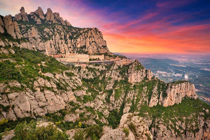 Tour privado personalizado de Montserrat y Sitges desde Barcelona