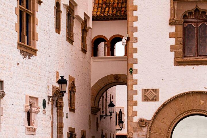 Tour privado personalizado de Montserrat y Sitges desde Barcelona