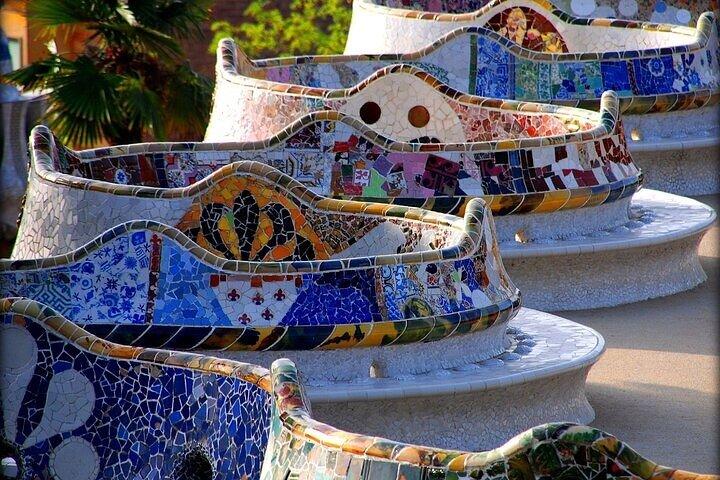 Barcelona Shared Guided Tour Including Park Güell Entry + Ebook