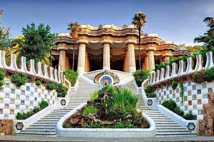 Barcelona Shared Guided Tour Including Park Güell Entry + Ebook
