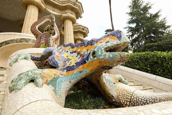 Barcelona Shared Guided Tour Including Park Güell Entry + Ebook