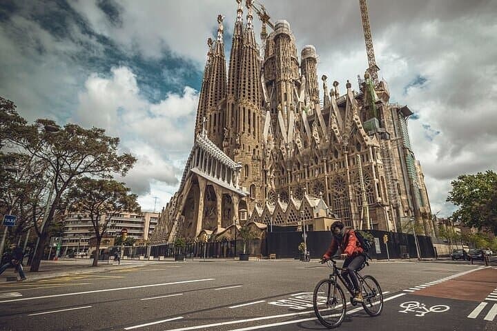Sagrada Familia Guided Tour + Ebook