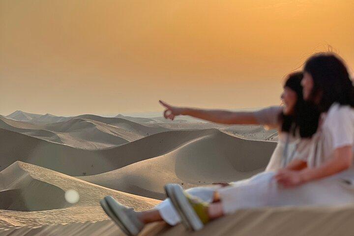 Ørkensafari med klitbashing og kameltur plus sandboarding