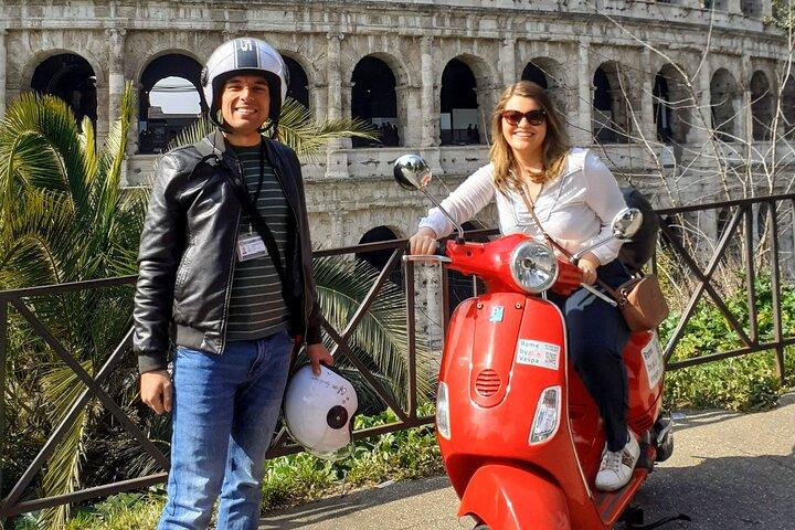 Guida la tua Vespa attraverso Roma con una Guida Locale