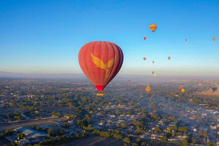 メキシコシティからテオティワカンのピラミッド上空を熱気球で巡る