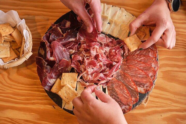 Tour de tapas para grupos pequeños Malasaña con cata de vinos