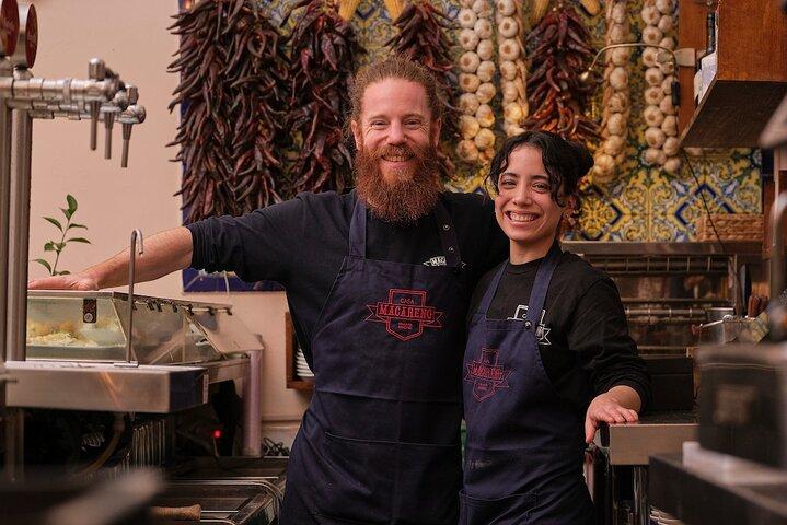 Tour de tapas para grupos pequeños Malasaña con cata de vinos