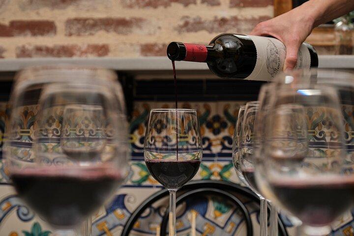 Tour de tapas para grupos pequeños Malasaña con cata de vinos